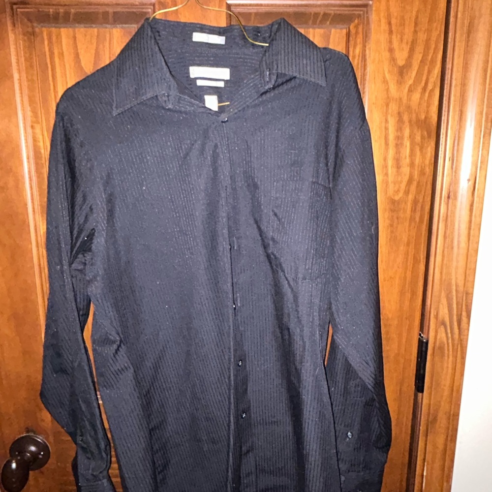 Nice striped long sleeve men’s dress shirt. No stains. Great quality.